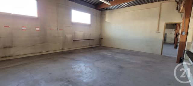 Afficher la photo en grand commerce à louer - 1200.0 m2 - GAP - 05 - PROVENCE-ALPES-COTE-D-AZUR - Century 21 Habitat