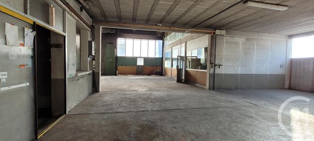 Afficher la photo en grand commerce à louer - 1200.0 m2 - GAP - 05 - PROVENCE-ALPES-COTE-D-AZUR - Century 21 Habitat